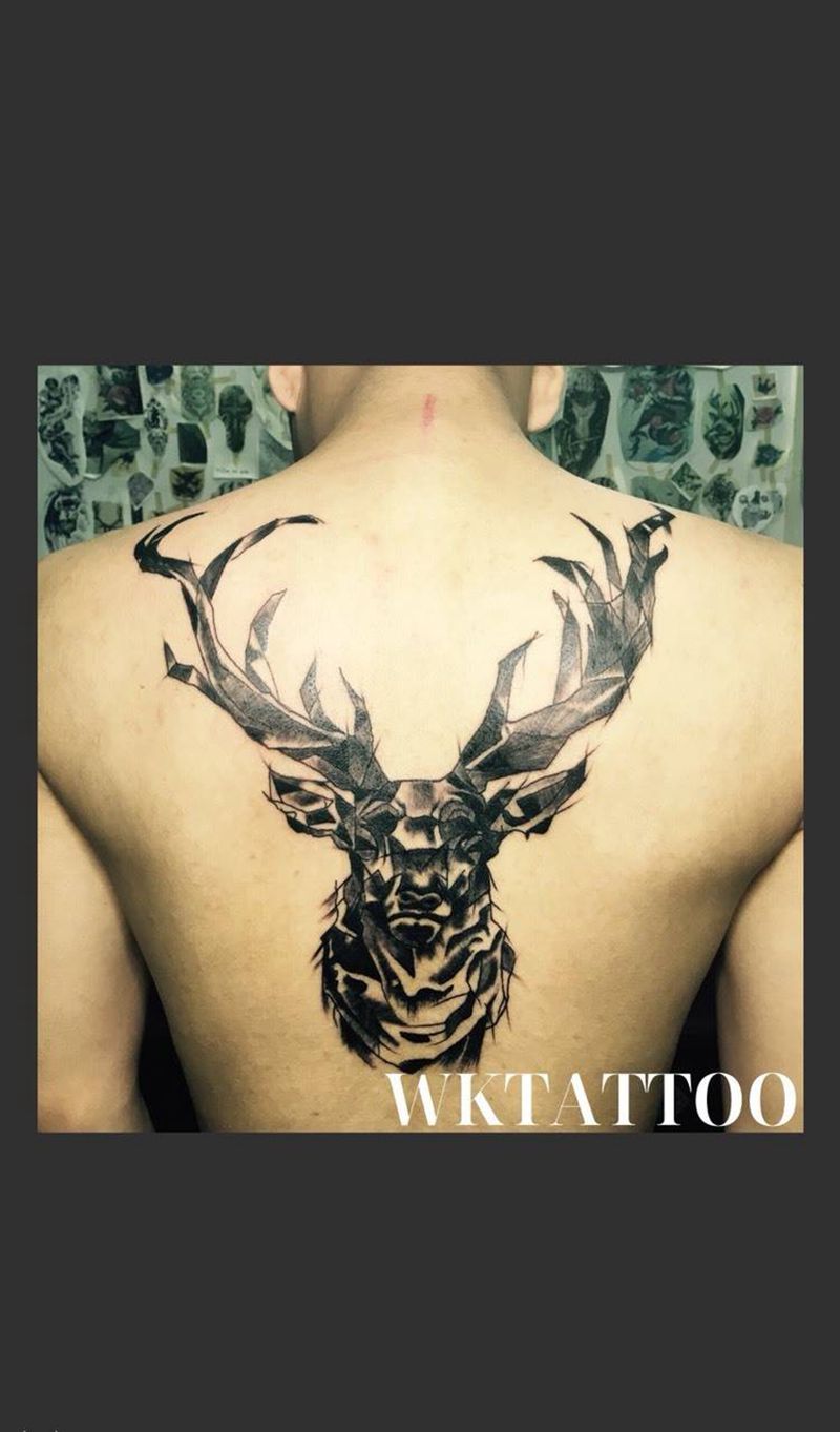 麋鹿纹身图片_动物欧美成品背部纹身图案