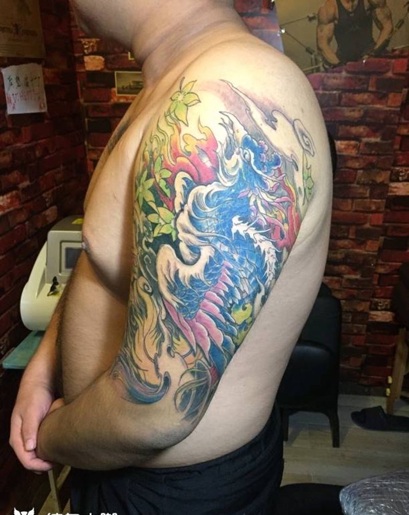 大臂彩色凤凰纹身图片_手臂新传统凤凰大臂彩色纹身图案