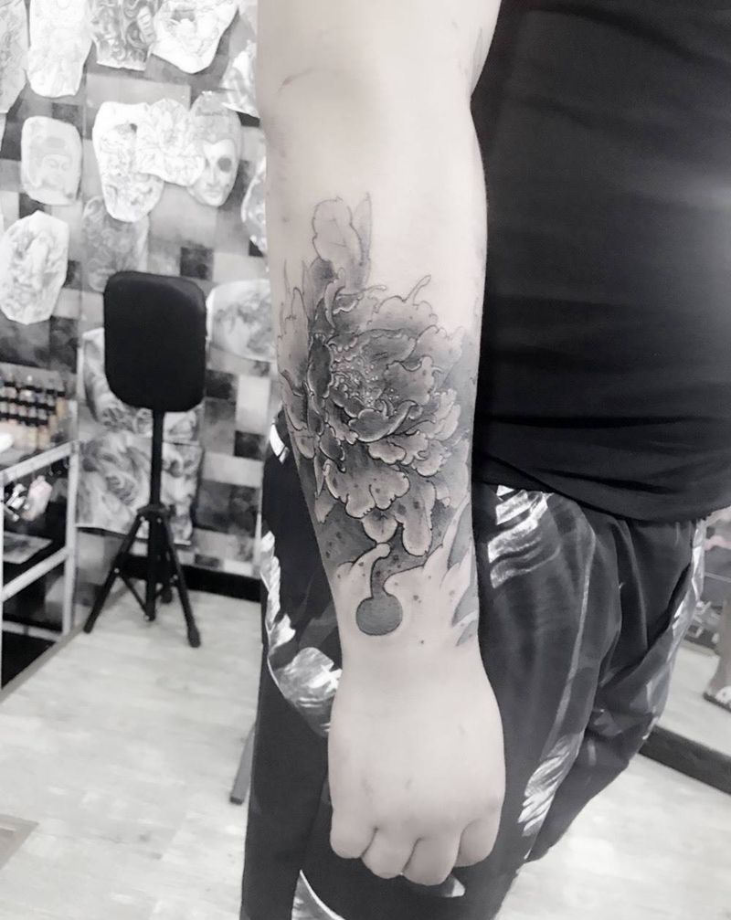 牡丹接花臂纹身图片