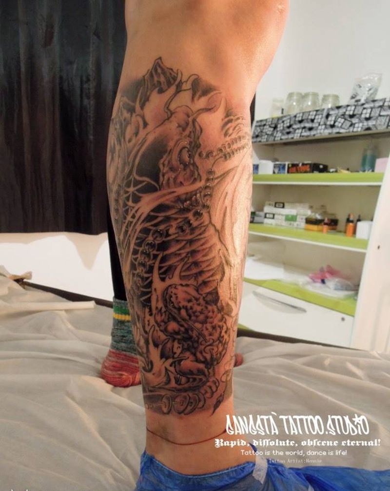 鲤鱼荷花纹身图片_腿部成品传统动物纹身图案