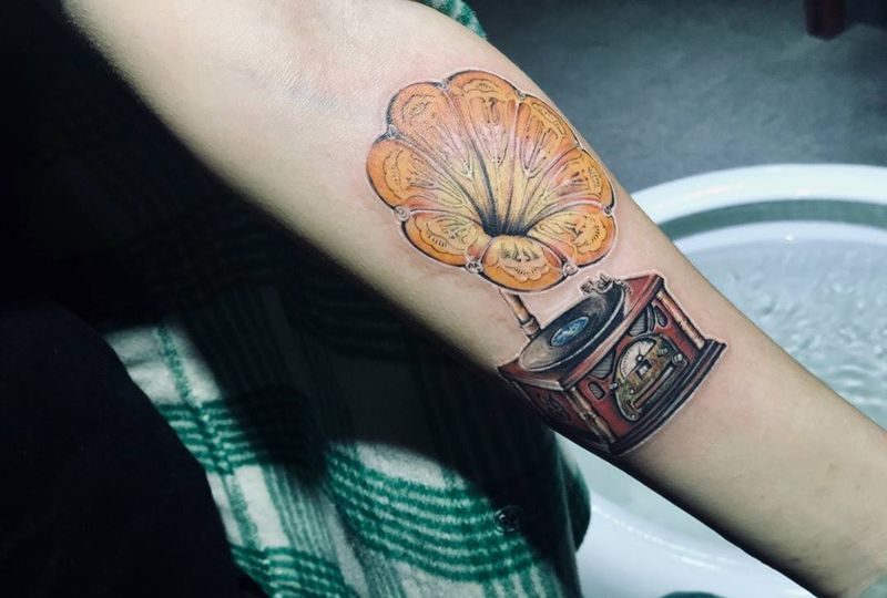 复古唱片机纹身图片_手部欧美写实New School纹身图案