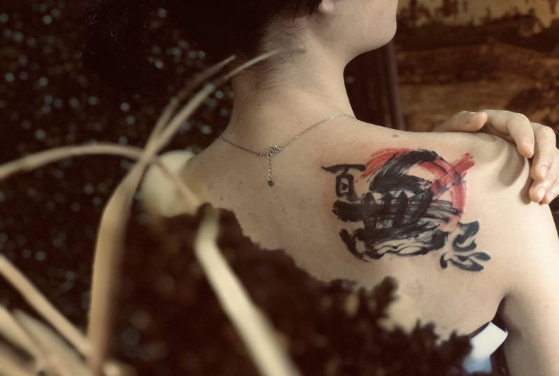 覆盖旧图纹身图片_肩部背部水墨大爱国风纹身图案