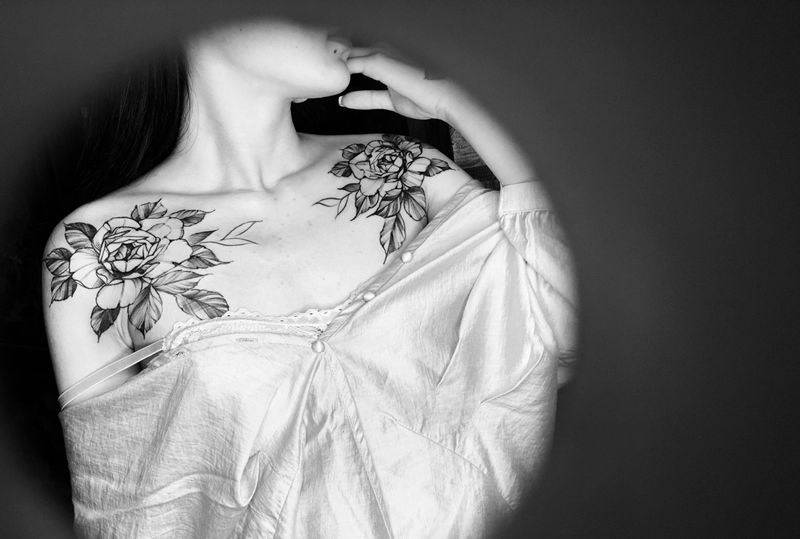 素花香肩纹身图片_肩部胸部点刺几何纹身图案