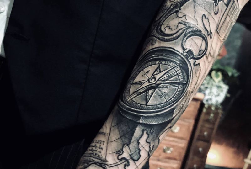 航海指南针纹身图片_手臂点刺几何纹身图案