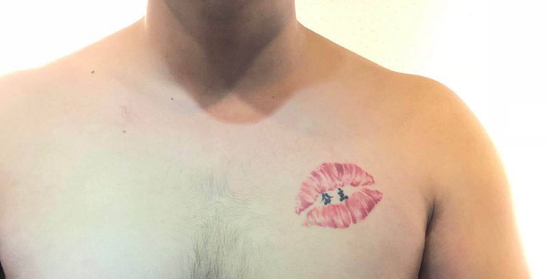 覆盖红唇纹身图片_胸部欧美写实点刺纹身图案