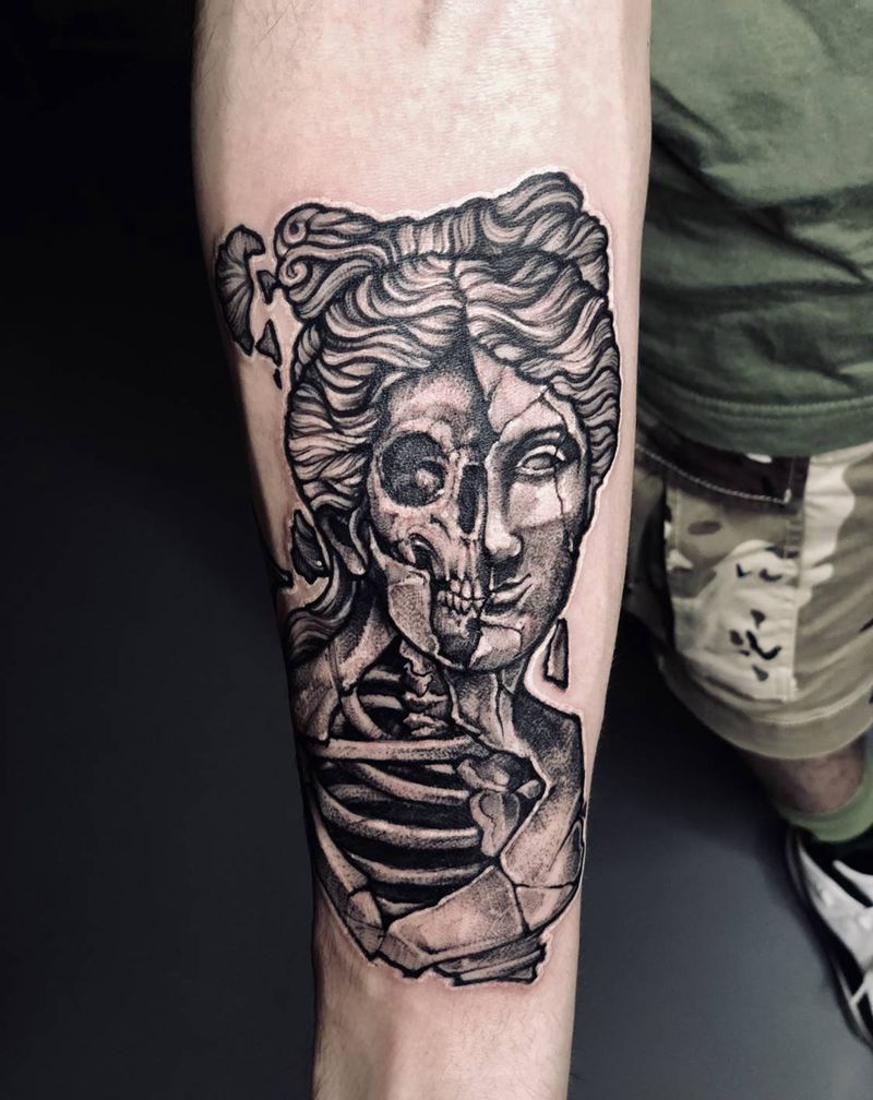 雕塑圣母纹身图片_手臂点刺欧美写实纹身图案