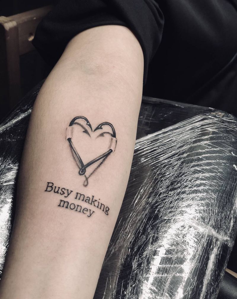 小图一枚纹身图片_手臂点刺纹身图案