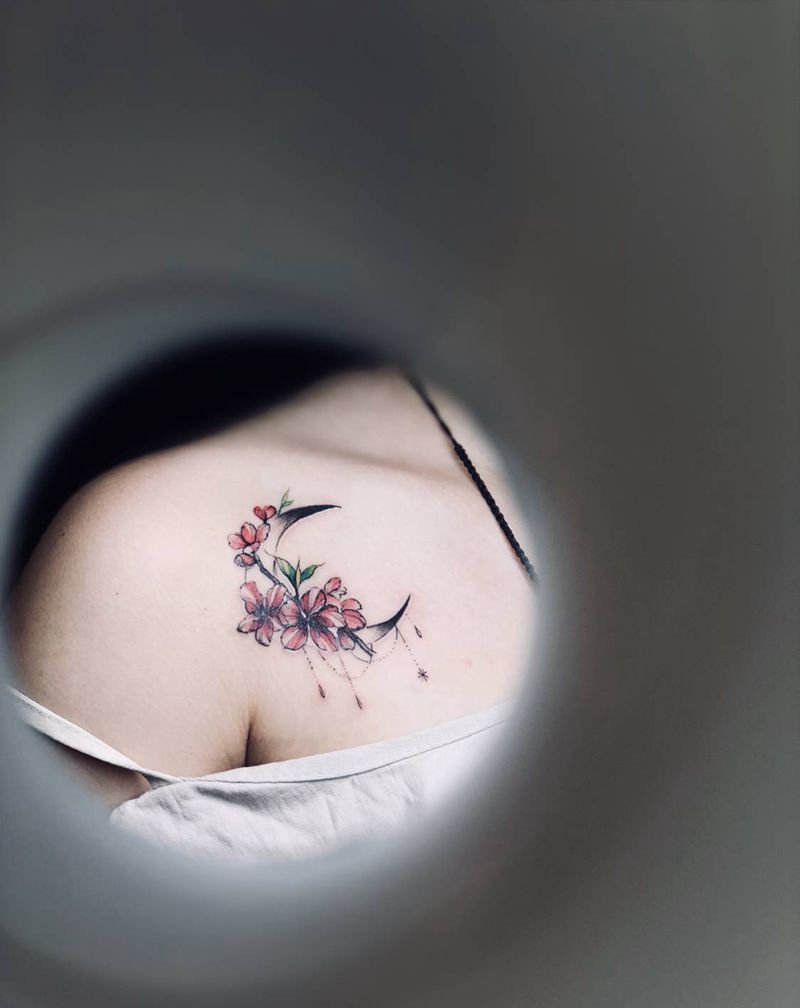 小花花纹身图片_肩部水彩点刺纹身图案