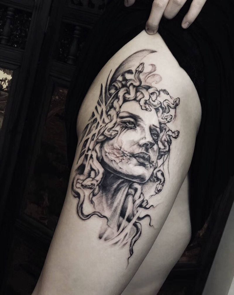 美杜莎恢复后纹身图片_臀部欧美写实点刺纹身图案