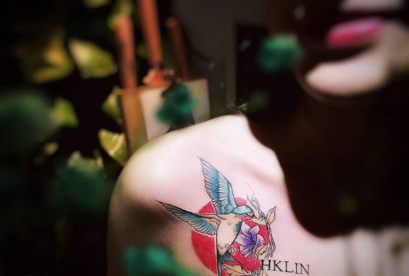 小燕子纹身图片_胸部New School水彩纹身图案