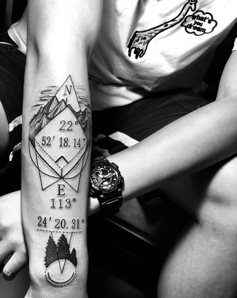 几何线条纹身图片_手臂点刺几何纹身图案