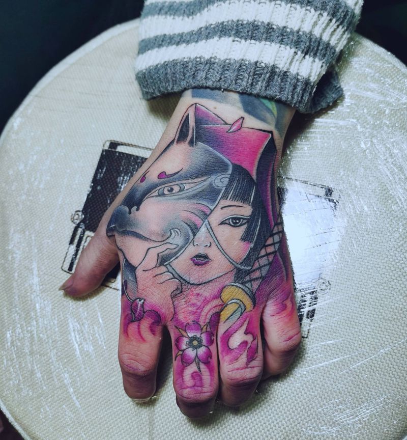 手背上的艺伎纹身图片_手部新传统纹身图案