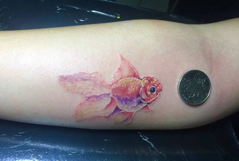 一条小金鱼纹身图片