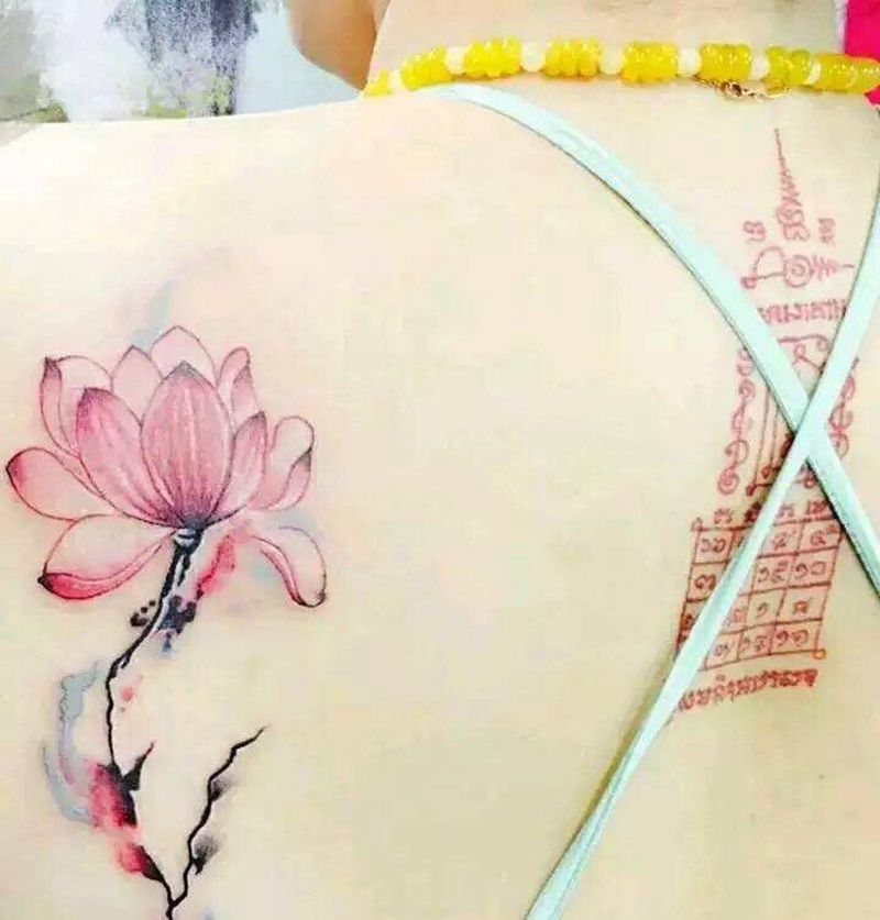 后背荷花纹身图片
