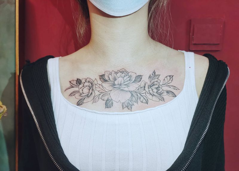 素花纹身图片_胸部点刺花纹身图案