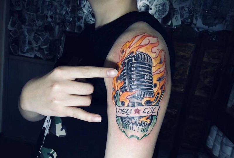 麦克风纹身图片