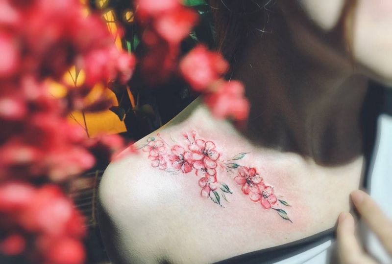 樱花覆盖疤痕纹身图片_颈部肩部水彩纹身图案