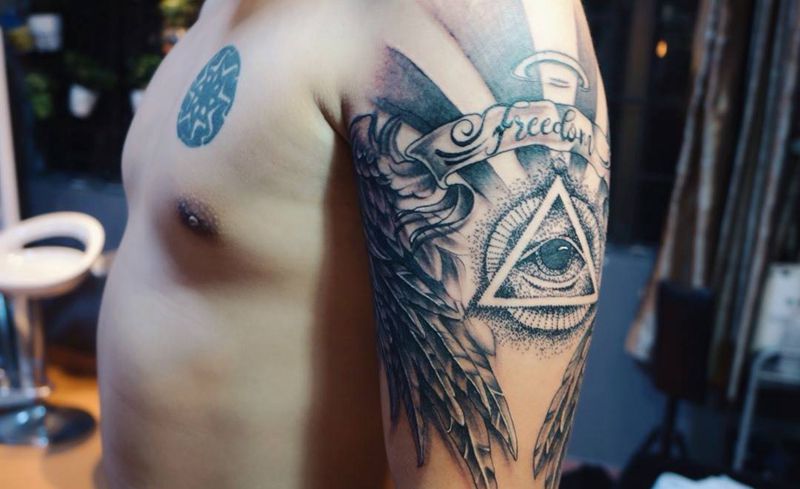 上帝之眼与天使翅膀纹身图片_手臂纹身图案