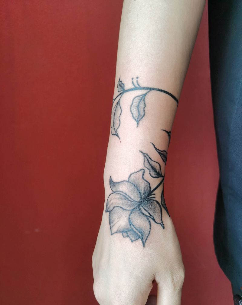 素花手环纹身图片_手部点刺花纹身图案