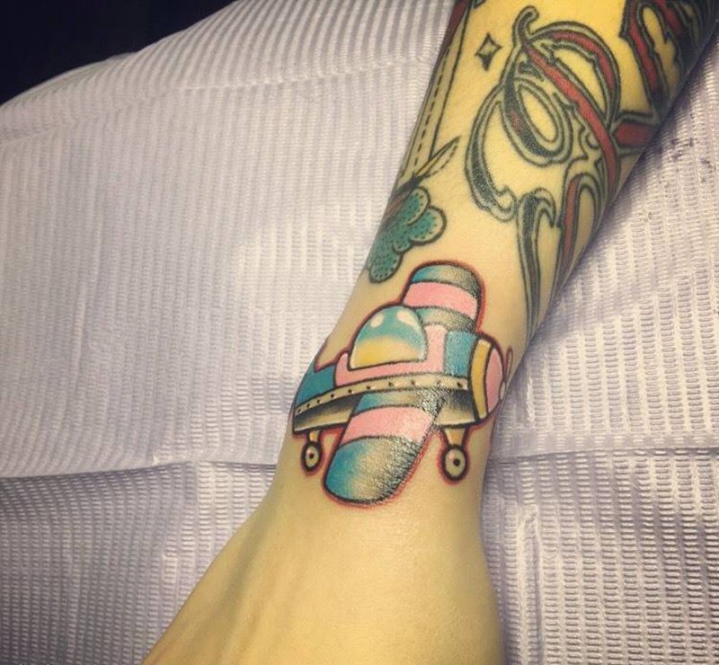 小灰机纹身图片_手部Old School纹身图案