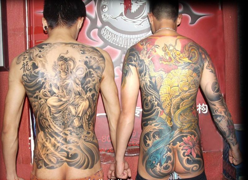 满背黑白灰，与彩色纹身图片_背部纹身图案