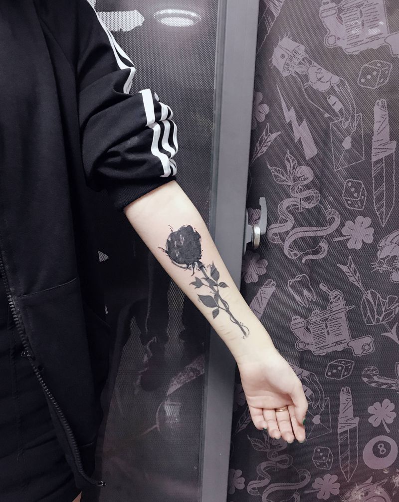 旧图修改纹身图片_手臂Old School玫瑰黑玫瑰纹身图案