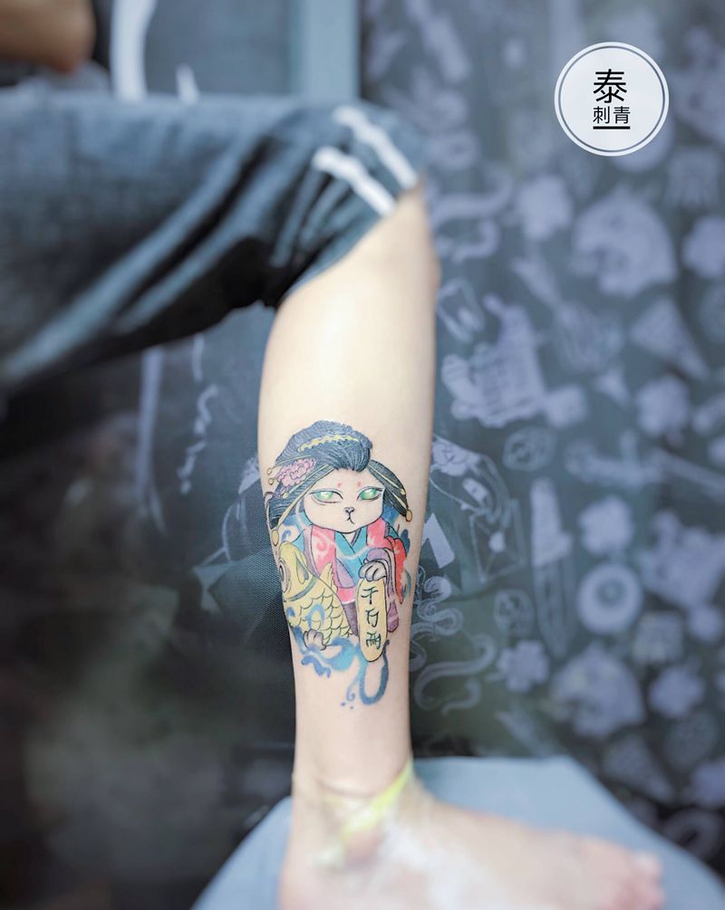 彩色招财猫纹身图片_腿部水彩招财猫彩色纹身图案