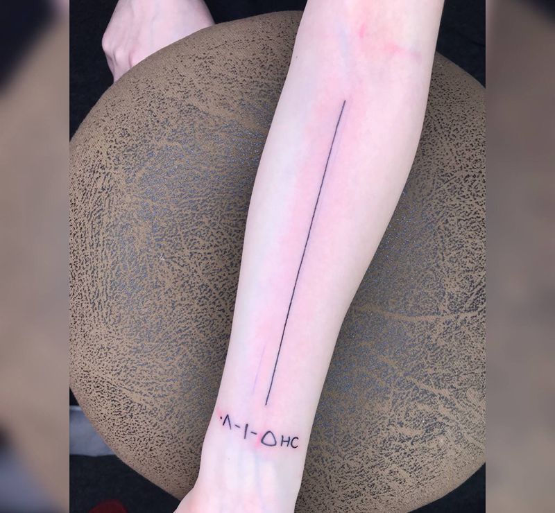 人体直线纹身图片_手臂几何纹身图案