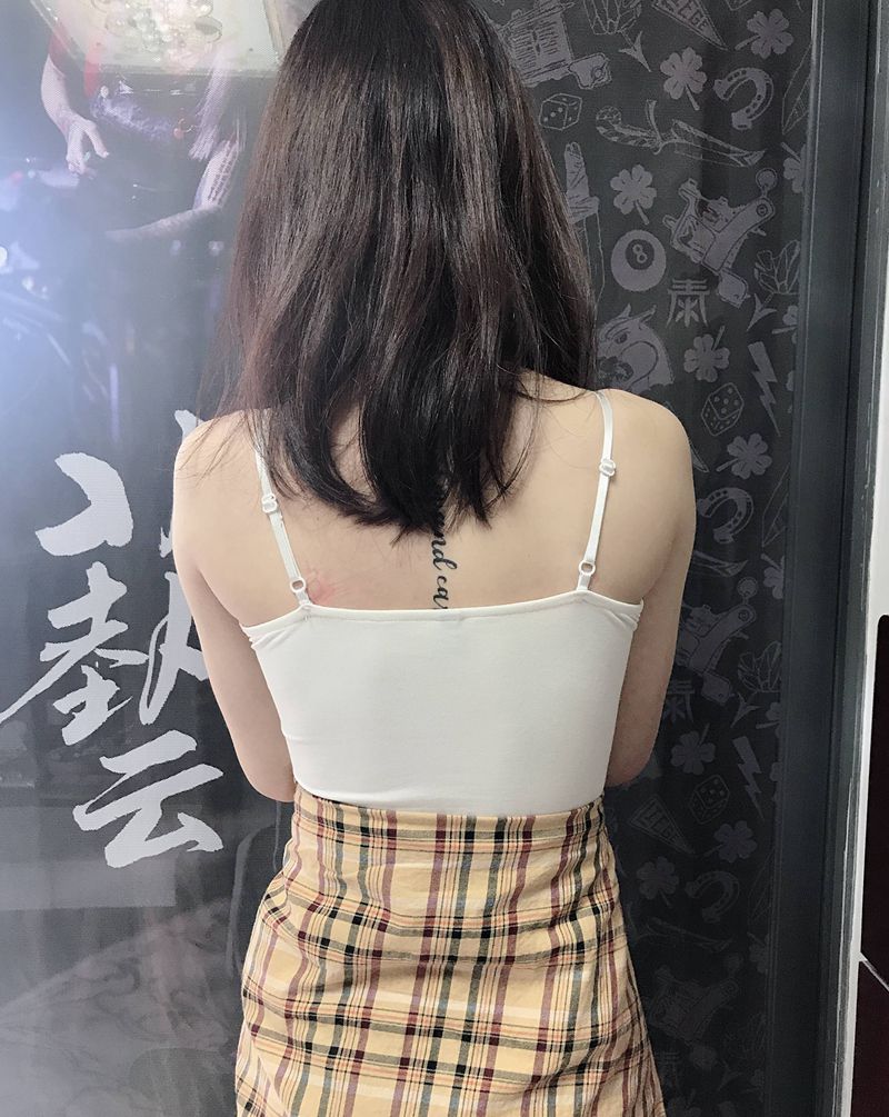 背部英文纹身图片_背部英文纹身图案