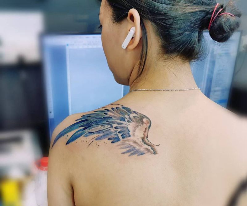 小翅膀纹身图片_肩部纹身图案