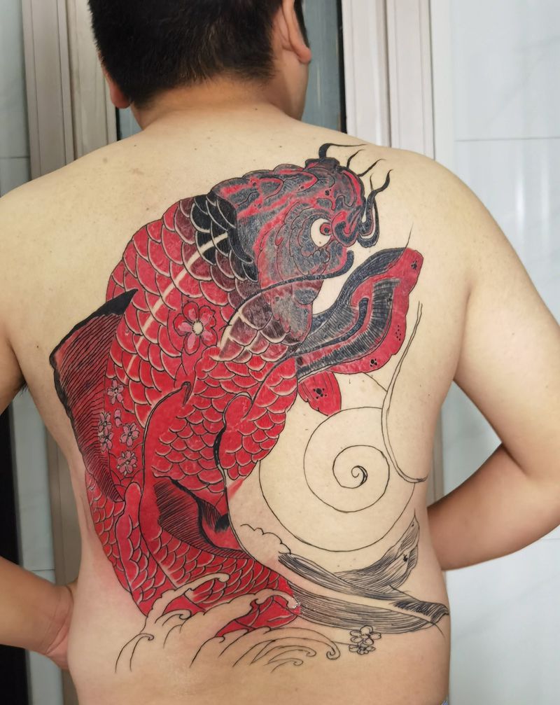 满背鲤鱼未完待续纹身图片_背部老传统纹身图案
