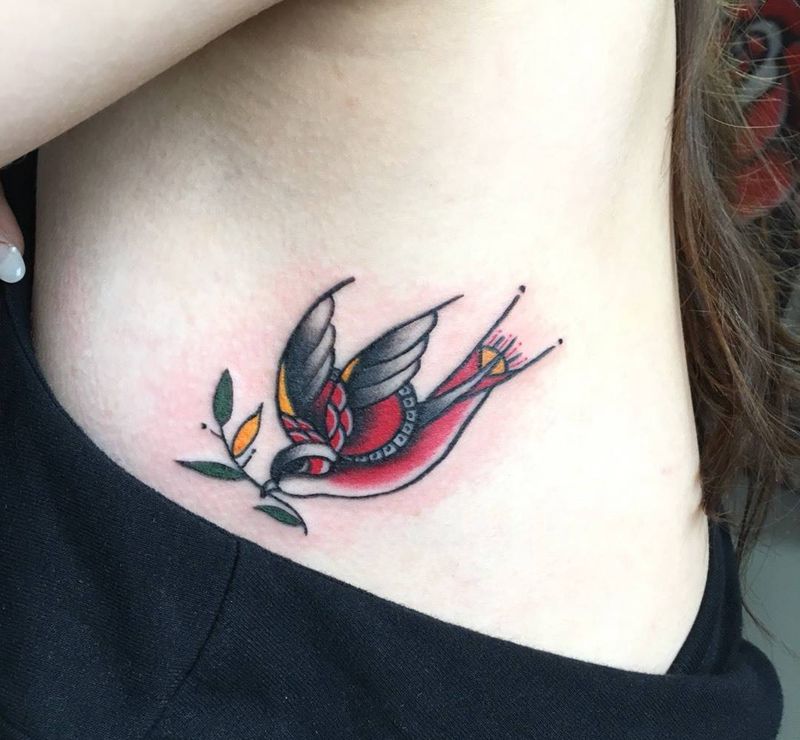 归燕纹身图片_胸部Old School纹身图案