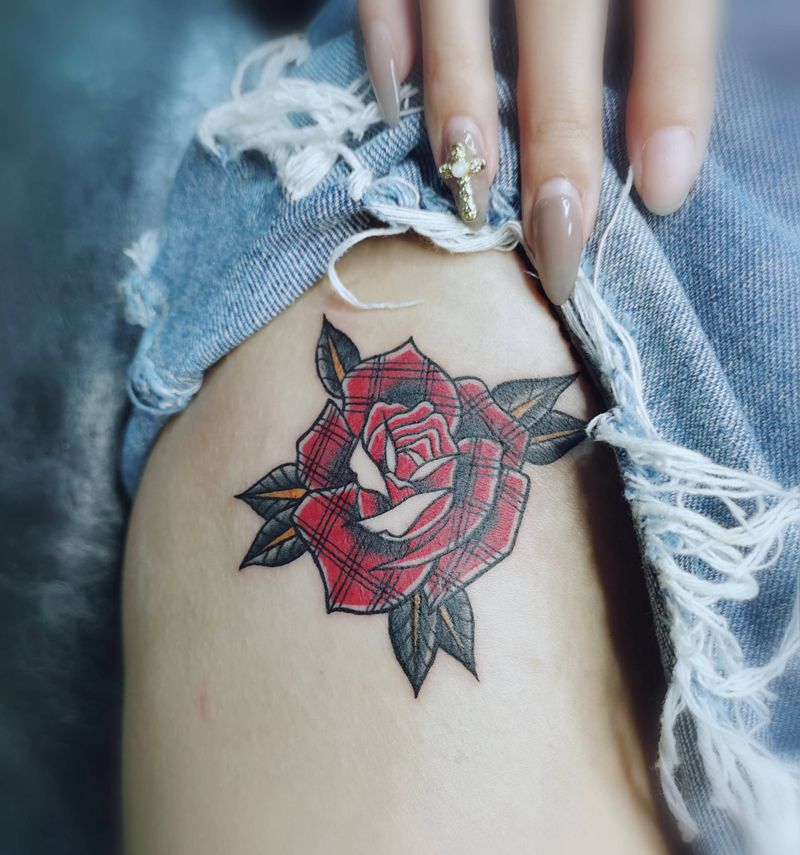 格子玫瑰纹身图片_腿部Old School玫瑰花纹身图案