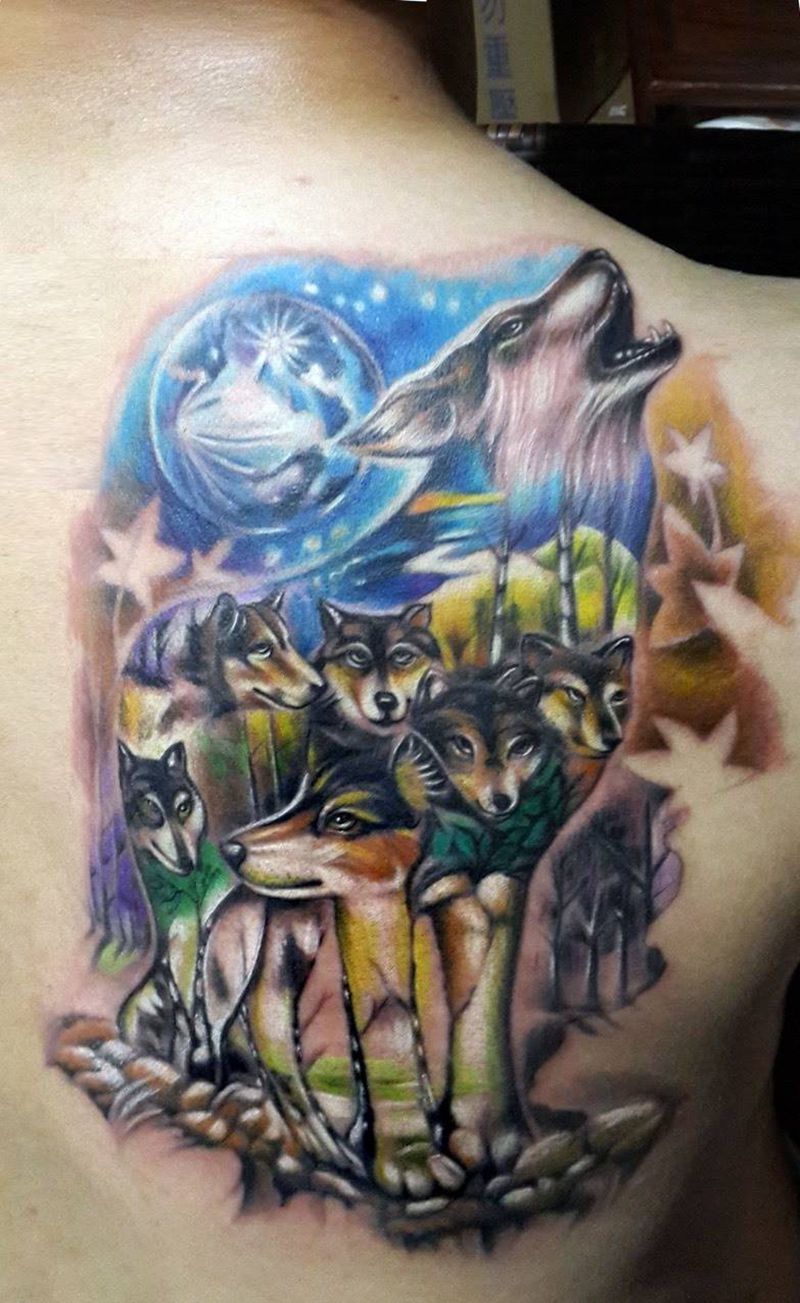 彩色七匹狼纹身图片_臀部背部欧美成品纹身图案