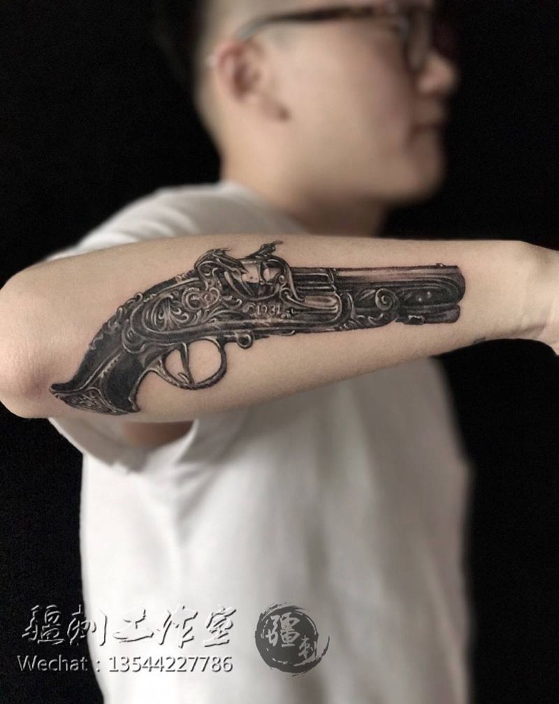 左輪手槍纹身图片_成品手部手臂欧美写实纹身图案
