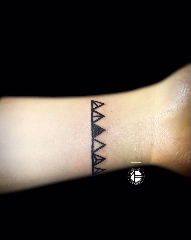 六戒纹身图片_手臂手部几何纹身图案