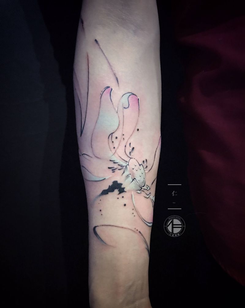 写意莲花纹身图片_手臂手部水墨水彩纹身图案