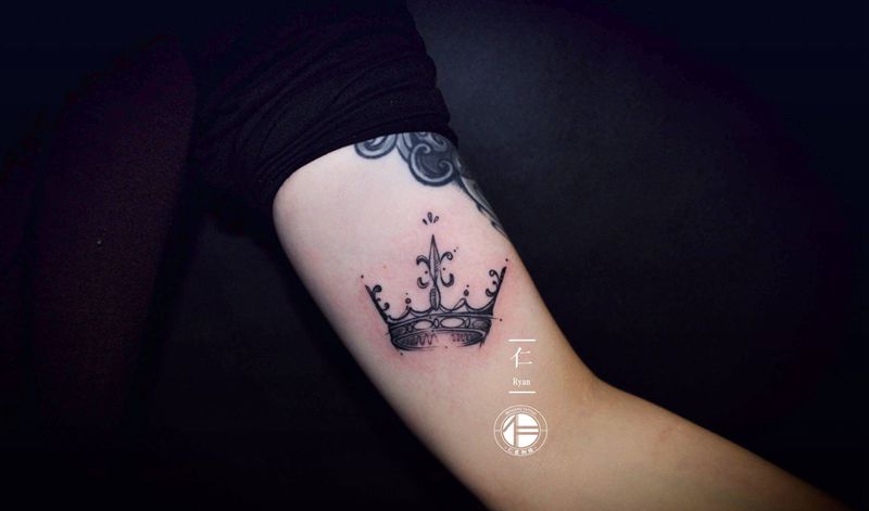 小皇冠纹身图片_手部手臂纹身图案