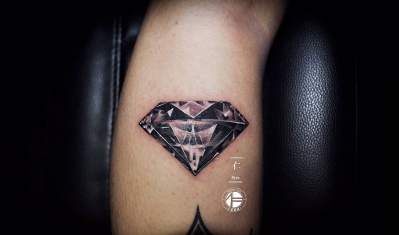 写实钻石纹身图片_脚部腿部欧美写实纹身图案
