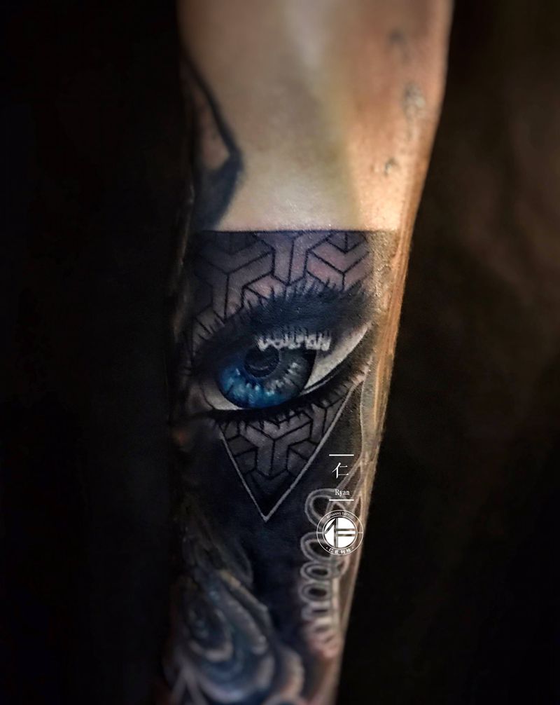 写实上帝之眼纹身图片_手臂手部欧美写实纹身图案
