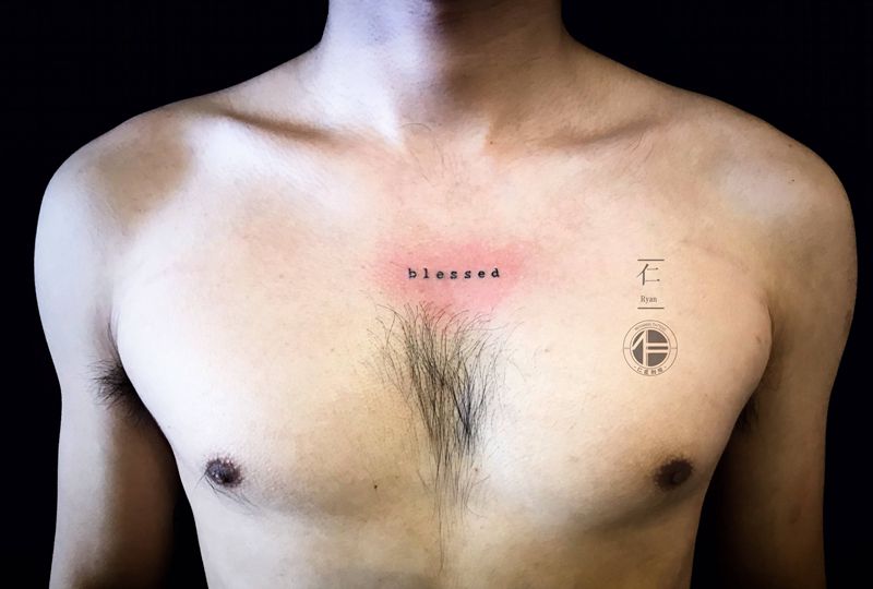 迷你字母纹身图片_胸部纹身图案