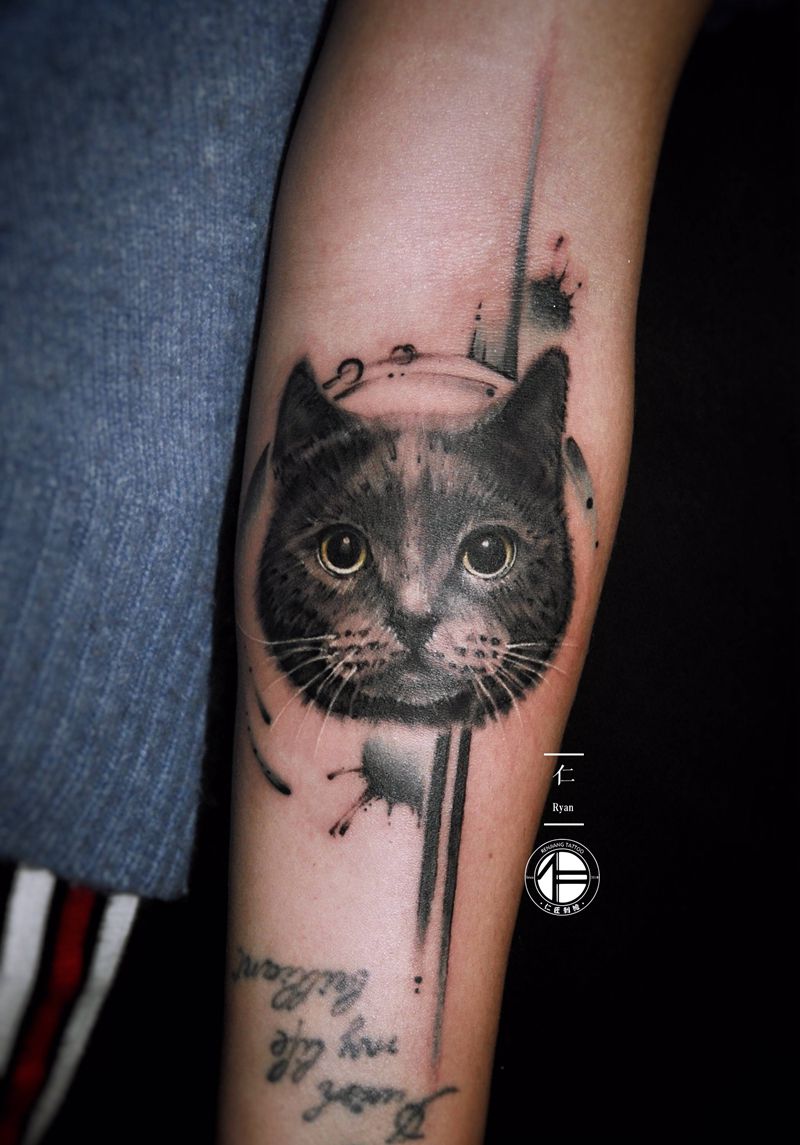 水墨猫猫纹身图片_手部手臂欧美写实水墨纹身图案