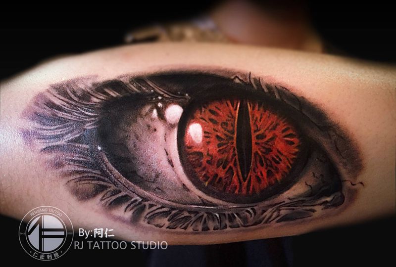 写实眼睛纹身图片_手臂手部欧美写实纹身图案