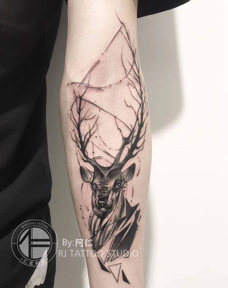 鹿纹身图片_手臂手部几何纹身图案