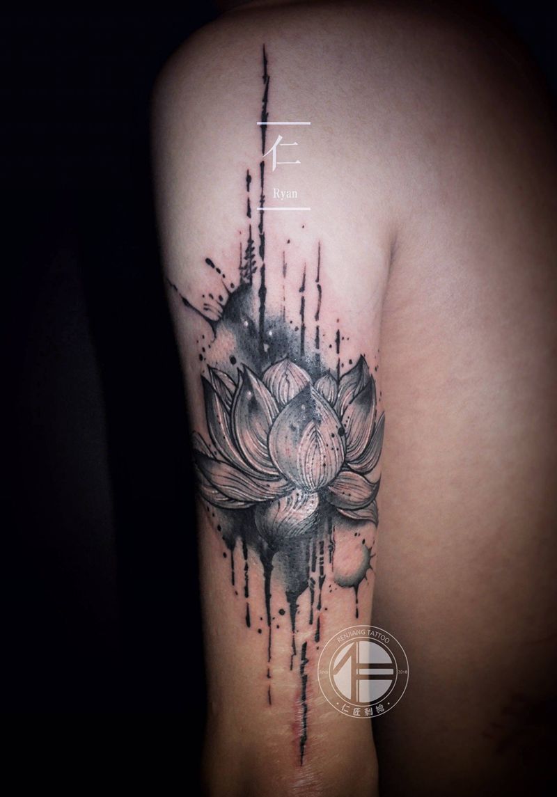 水墨莲花纹身图片_手臂手部水墨水彩纹身图案