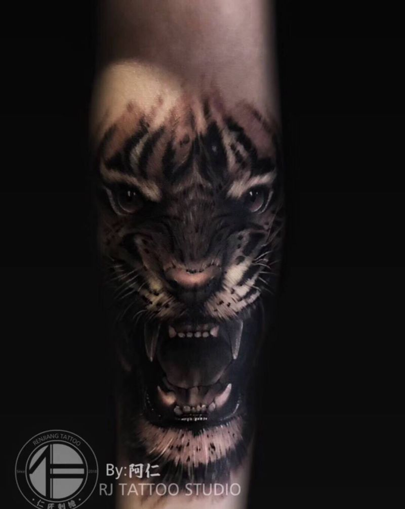 写实老虎纹身图片_手臂手部欧美写实纹身图案