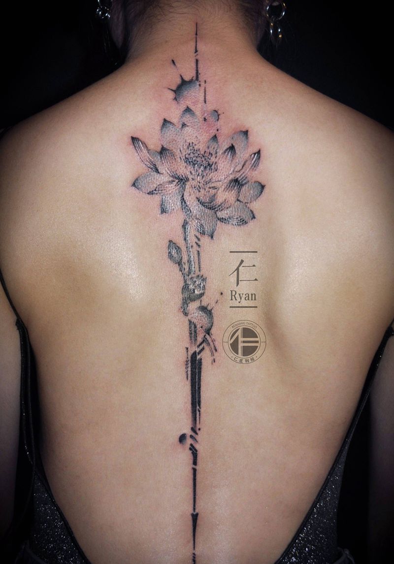 原创莲花纹身图片_背部水墨水彩纹身图案