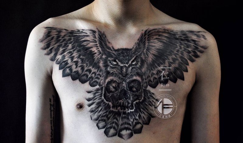 写实花胸纹身图片_胸部肩部欧美写实纹身图案