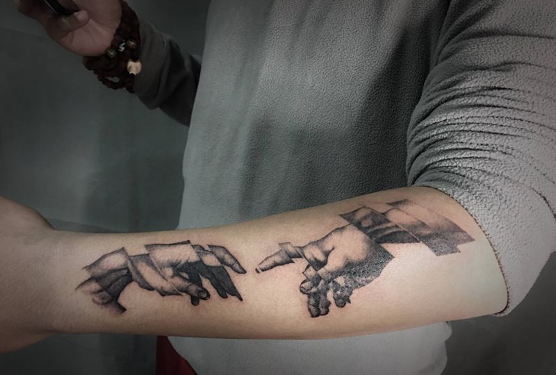 创造亚当纹身图片_手臂欧美写实点刺纹身图案