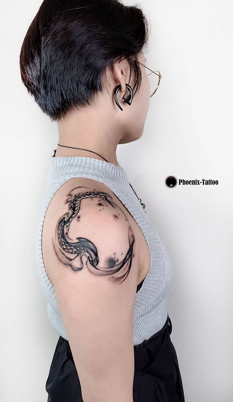 蛇纹身图片_肩部水墨纹身图案